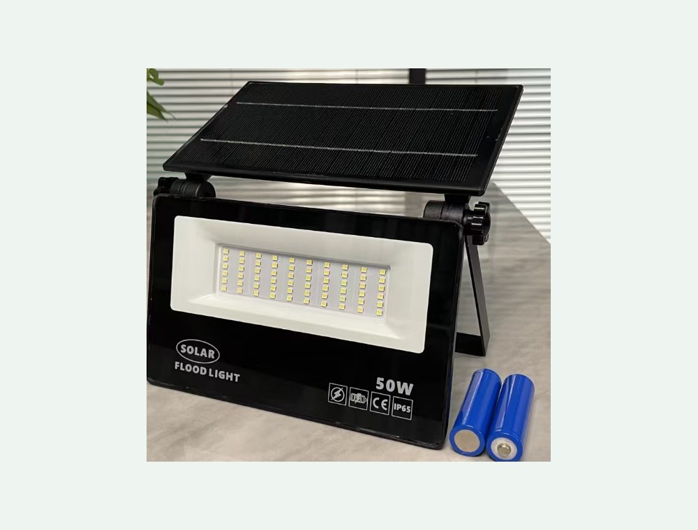 Folding solar flood light
